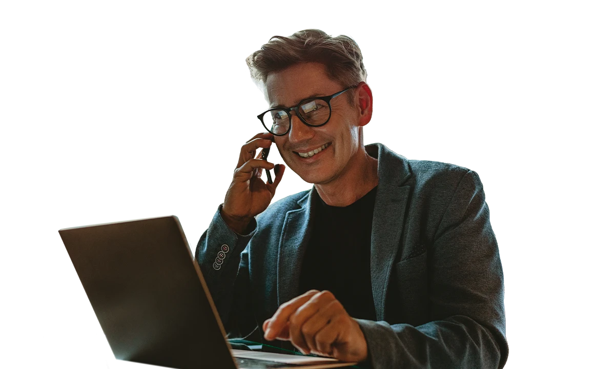 Funzionario della Pubblica Amministrazione impegnato al telefono e al computer portatile per la gestione quotidiana e sicura della Posta Elettronica Certificata (PEC) istituzionale utilizzando Legalmail.