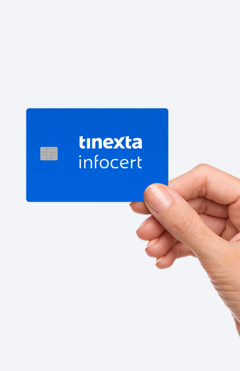 Una mano in primo piano che mostra il dispositivo Smart Card di LegalCert per la firma digitale e i servizi CNS.