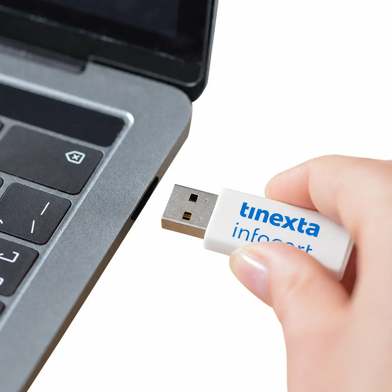 Una mano che inserisce la chiavetta hardware USB Business Key di LegalCert nel computer per avviare il software di firma digitale.