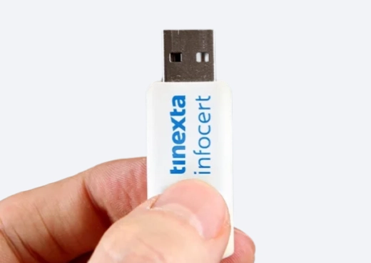 Una mano che mostra il dispositivo hardware Business Key di LegalCert, utilizzato per la firma digitale.