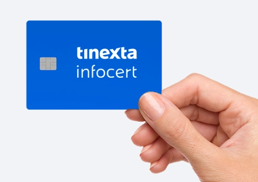 Una mano che mostra il dispositivo hardware Smart Card di LegalCert, utilizzato per la firma digitale e l'autenticazione CNS.