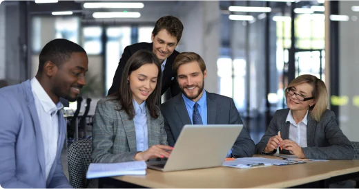 Professionisti collaborano al computer